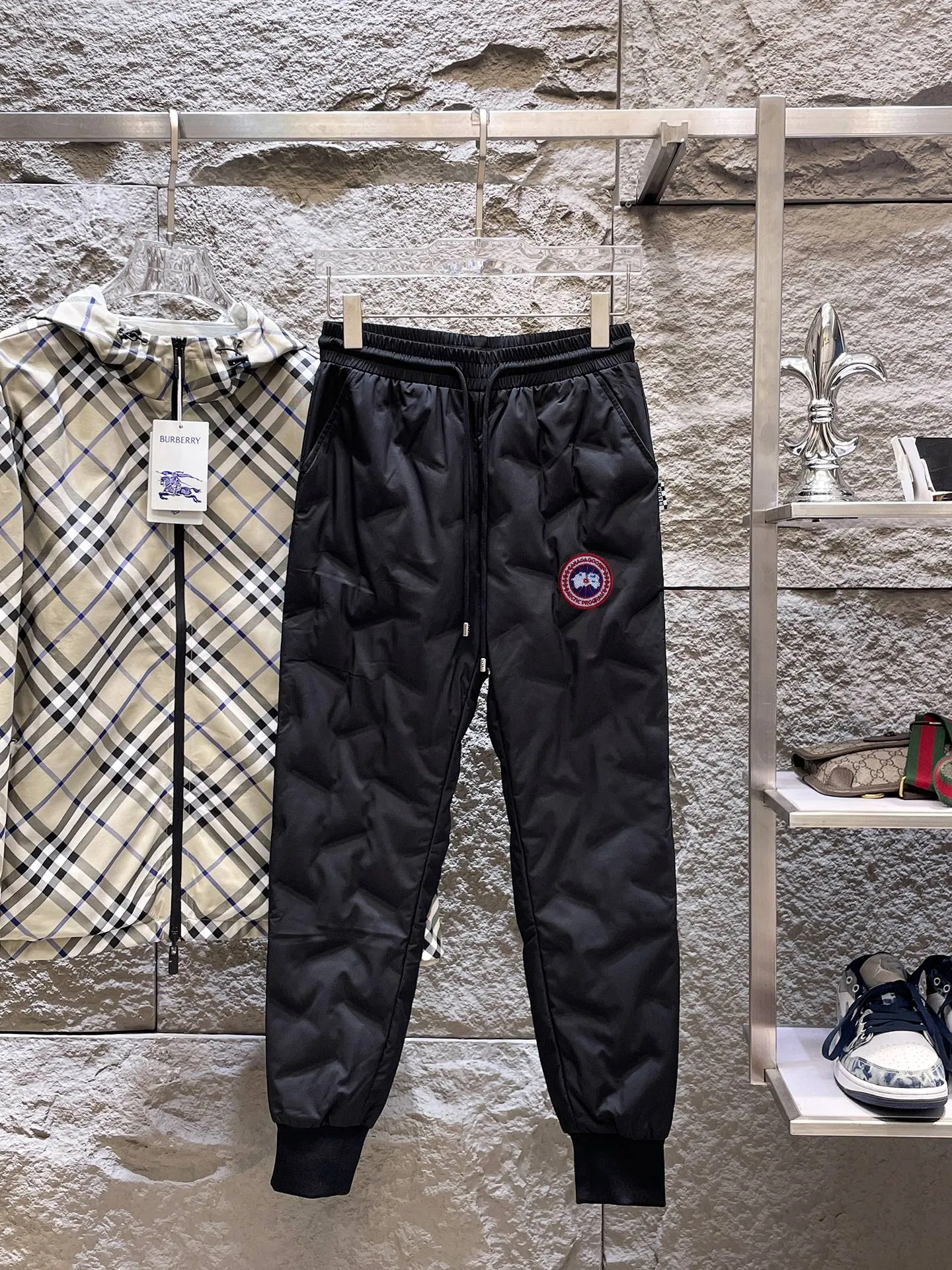 P490 Big Goose🇨🇦🌹25 new autumn and winter thickened warm down pants are here🔥Winter essential outdoor windproof, lockable and warm. Made of professional-grade outdoor windproof, waterproof and breathable fabric. Lining 90% white duck down filling. Lightweight design. Lightweight and warm. Seamless gluing process on the inside. Made of light and gall-free anti-drilling fabric to effectively prevent velvet running. Original hardware accessories. Classic logo matching. Simple and versatile, the upper body is stylish and not bloated. The style is the same for men and women! Size: M-3XL.